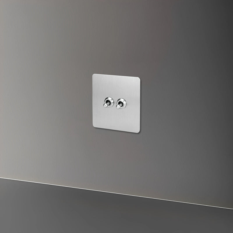 panneaux métalliques argentés avec prises et interrupteur vintage