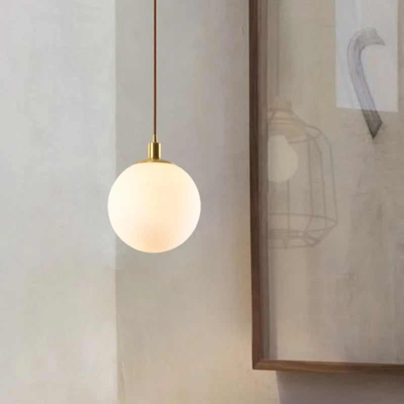 suspension minimaliste en laiton avec orbe de verre laiteux