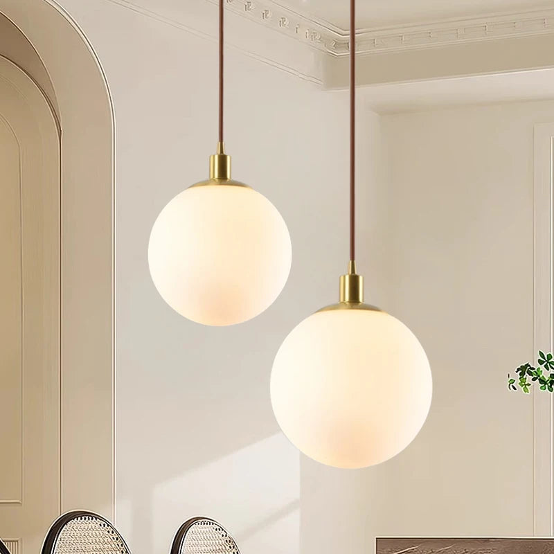 suspension minimaliste en laiton avec orbe de verre laiteux