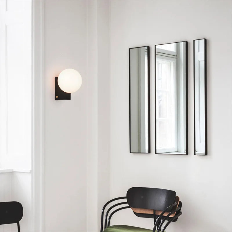 applique murale minimaliste en métal avec ampoule en verre