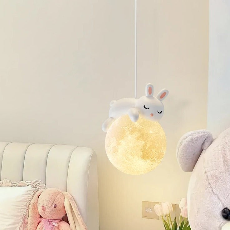 Suspension créative avec boule et lapin ou ours allongé