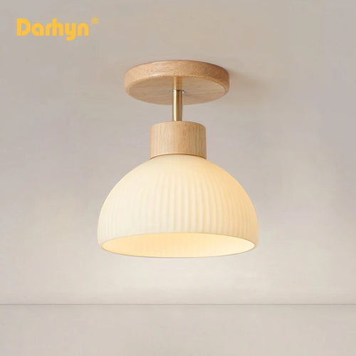 lustre en bois simple avec abat-jour en verre