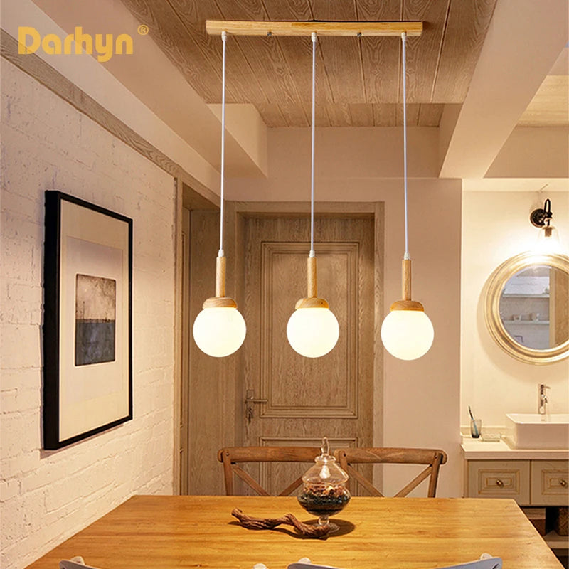 Suspension en bois et verre au design nordique