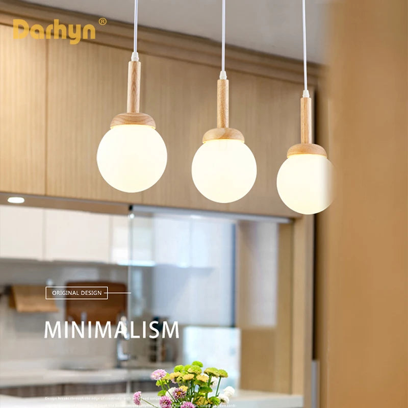 Suspension en bois et verre au design nordique