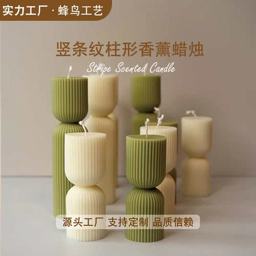 bougies parfumées artisanales avec colonnes rayées et carillons éoliens
