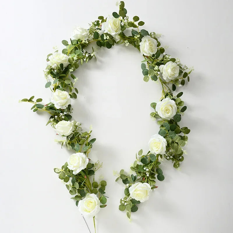 fleurs artificielles roses et plantes vertes pour décoration intérieure