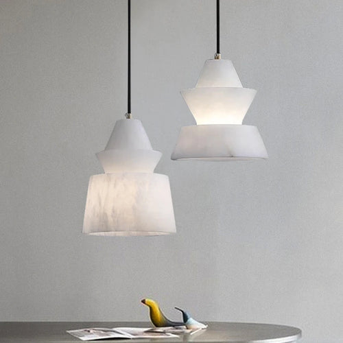 suspension post-moderne en marbre en forme de chapeau