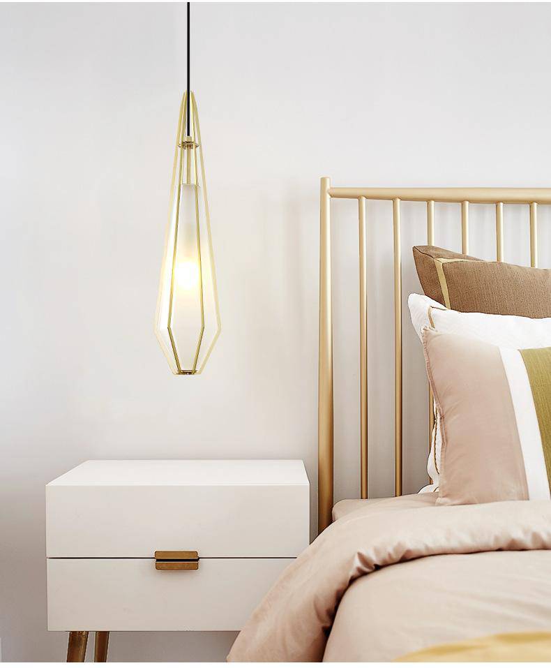 Suspension design à LED en verre et cage dorées