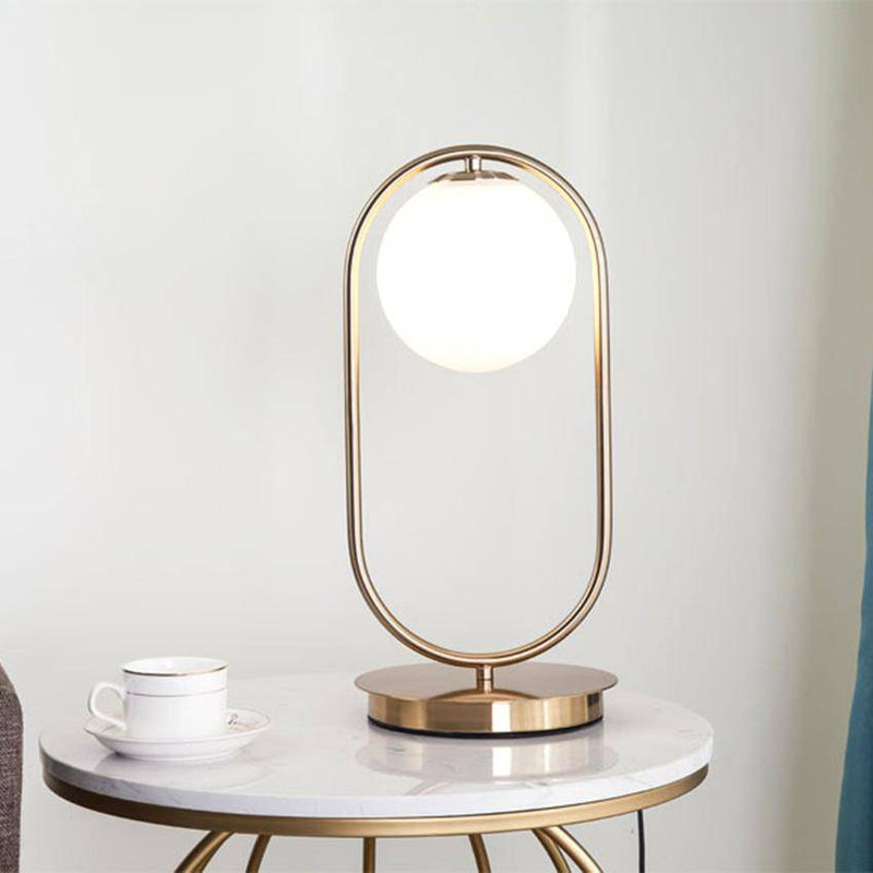 Lampe de chevet design en métal doré et boule en verre