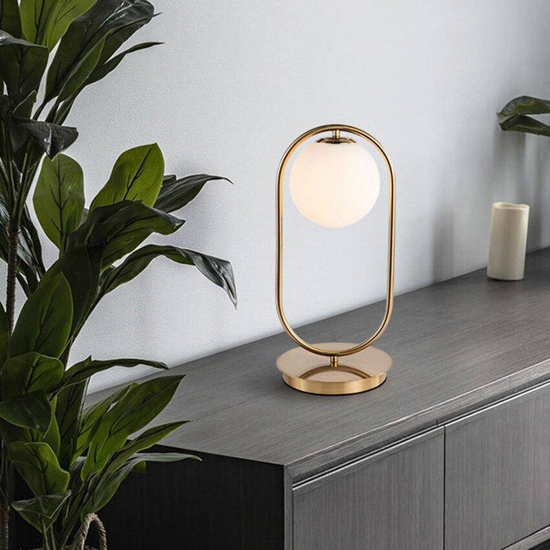 Lampe de chevet design en métal doré et boule en verre