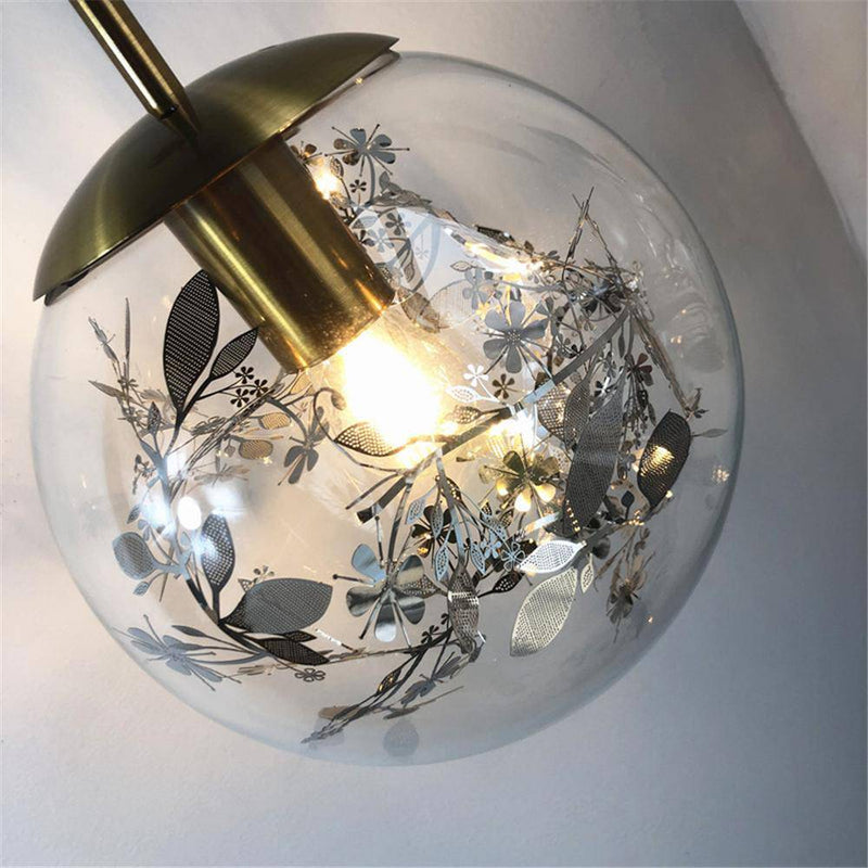 Applique design boule en verre remplie de feuilles dorées suspendue