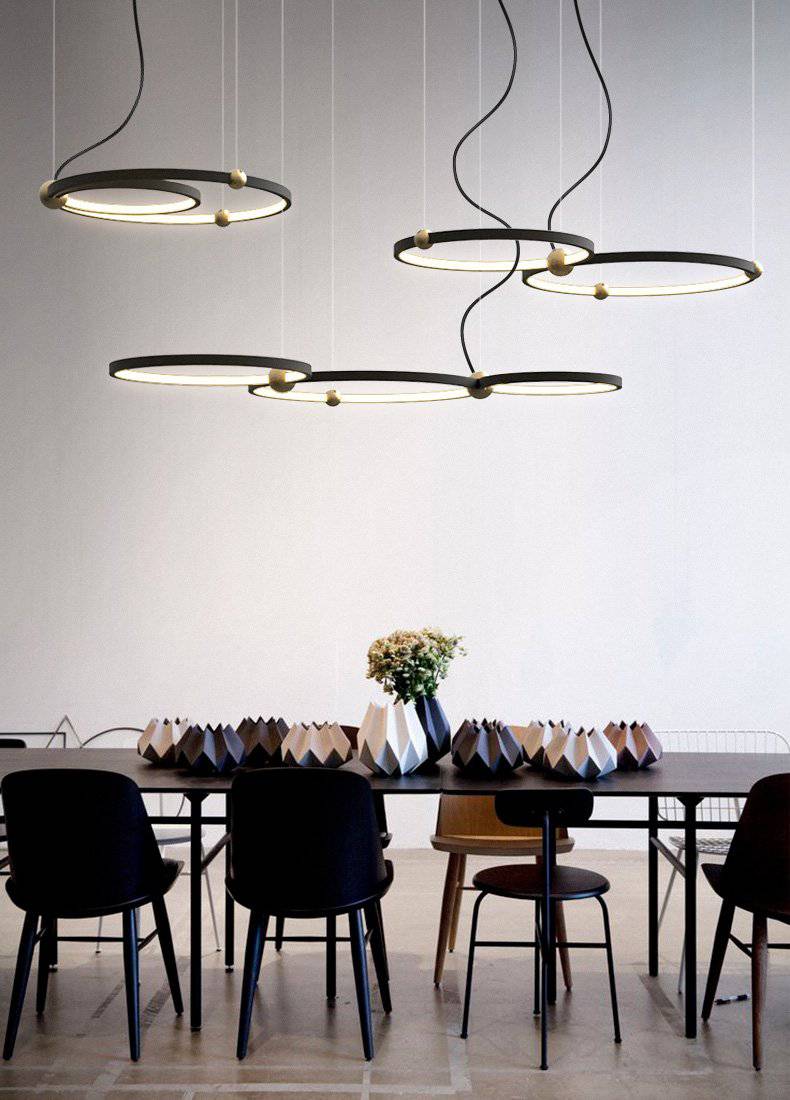 Lustre design à anneaux à LED et boules dorées