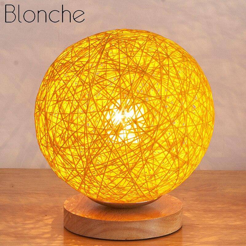 Lampe à poser LED avec socle bois et boule en tissu de couleur Wicker
