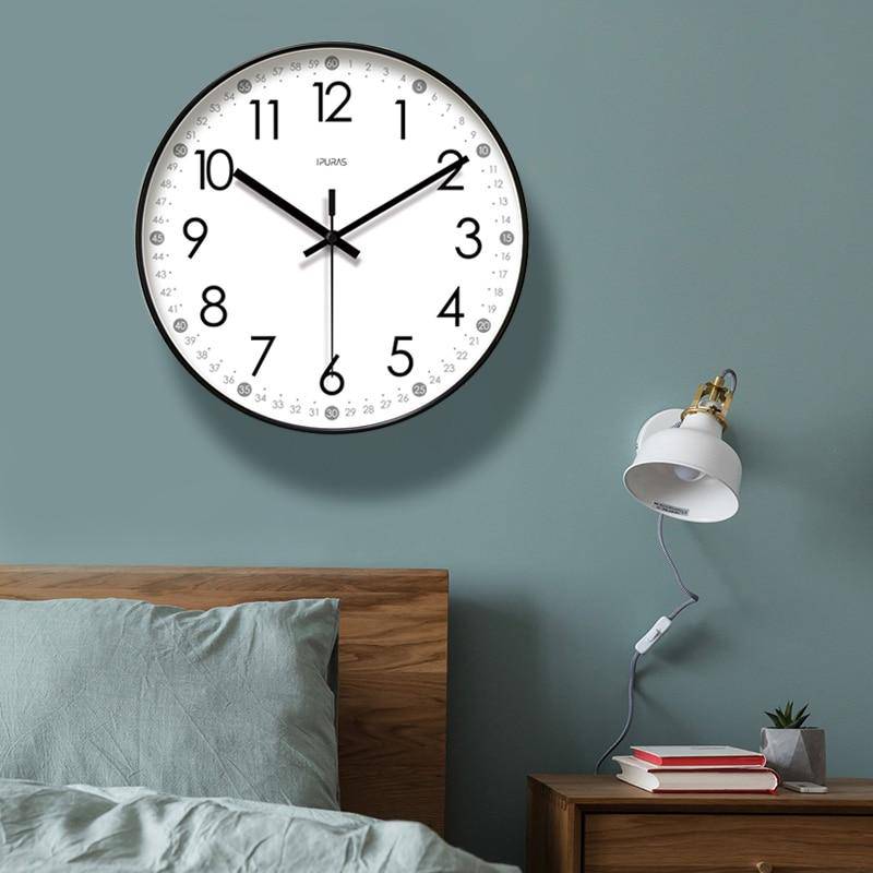 Horloge murale ronde avec chiffres noirs Minute