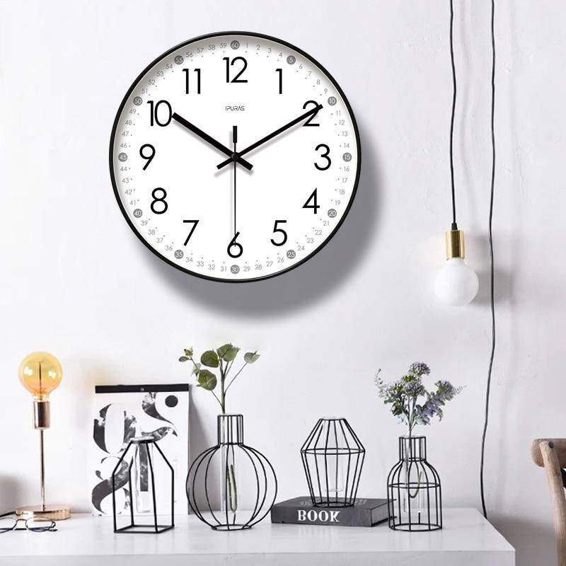 Horloge murale ronde avec chiffres noirs Minute
