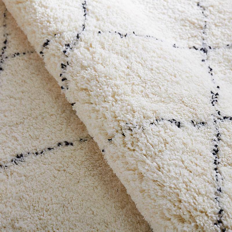 Tapis shaggy rectangle blanc à quadrillage noirs