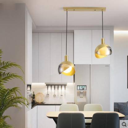 Suspension design à LED avec abat-jour en verre et métal doré