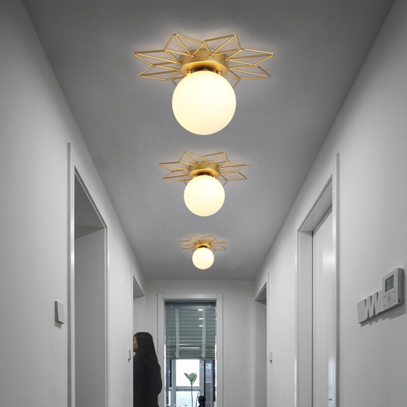 Plafonnier moderne LED avec soleil métallique et globe Sana