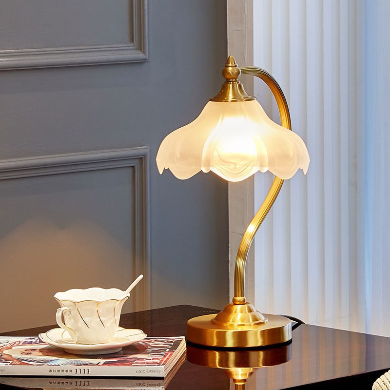 Lampe à poser vintage avec abat-jour fleur Magnolya