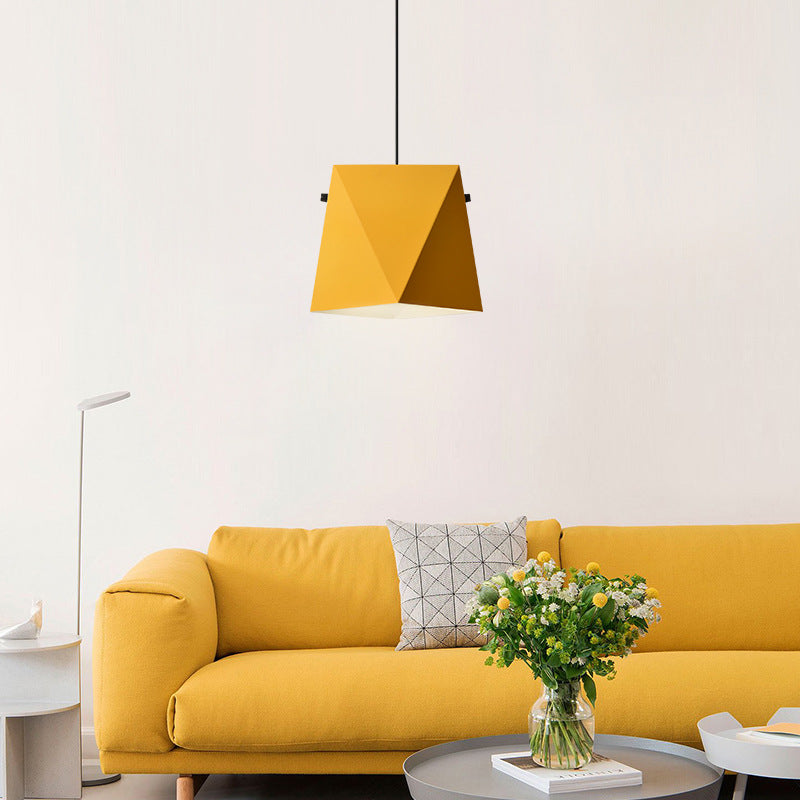 Suspension design LED avec abat-jour en métal coloré Alana