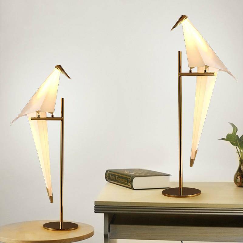 Lampe à poser en forme d'oiseau sur branche dorée
