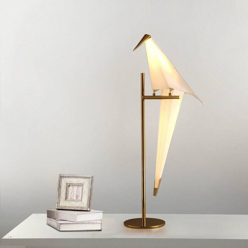 Lampe à poser en forme d'oiseau sur branche dorée
