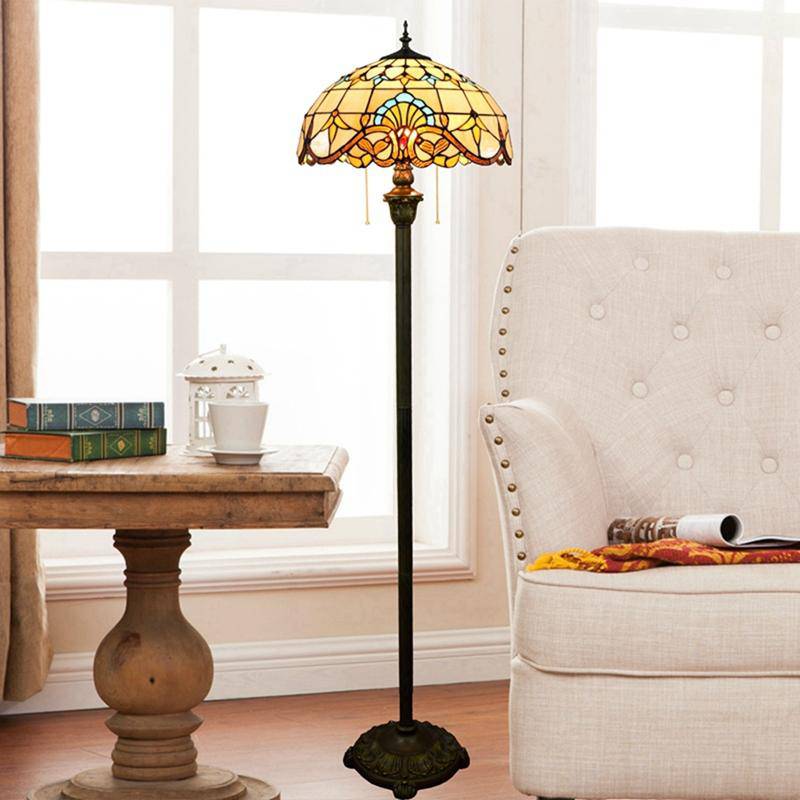 Lampadaire tiffany avec abat-jour en verre vitrail jaune