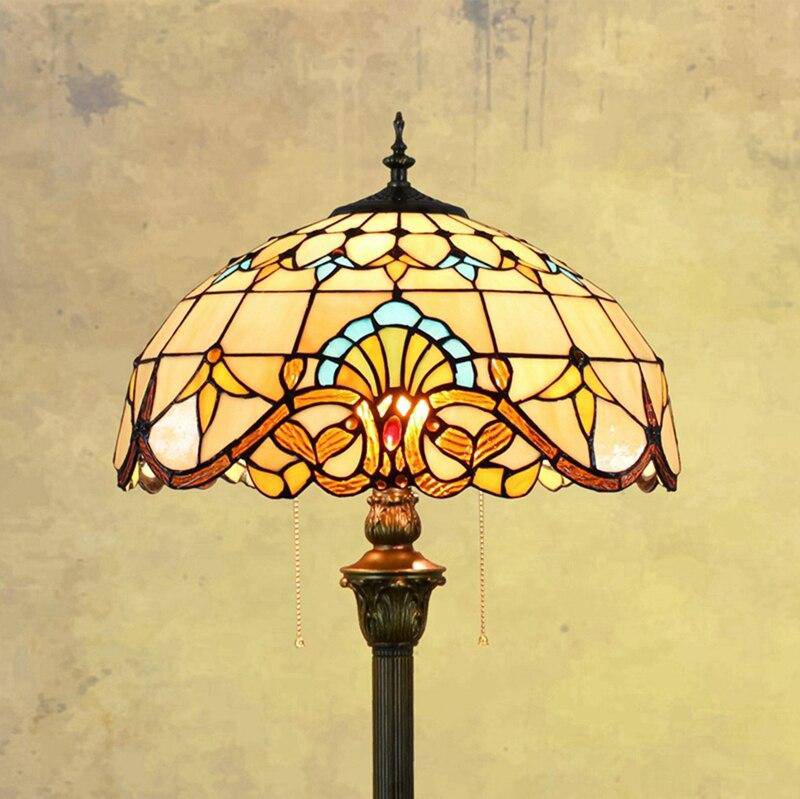 Lampadaire tiffany avec abat-jour en verre vitrail jaune