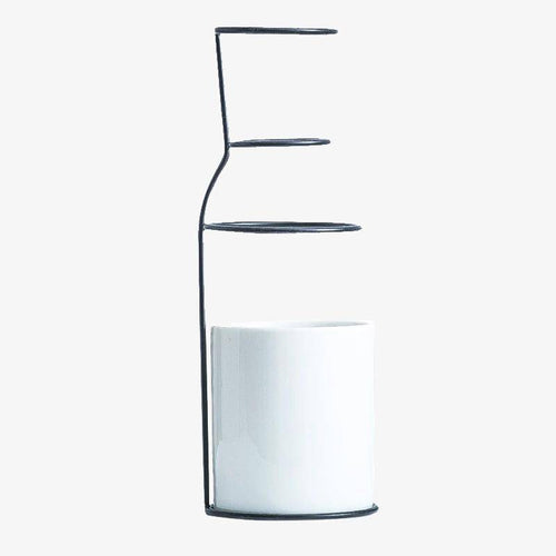 Vase design scandinave en céramique avec batons en métal