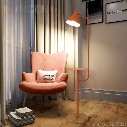 lampadaire en fer moderne avec base en marbre élégant