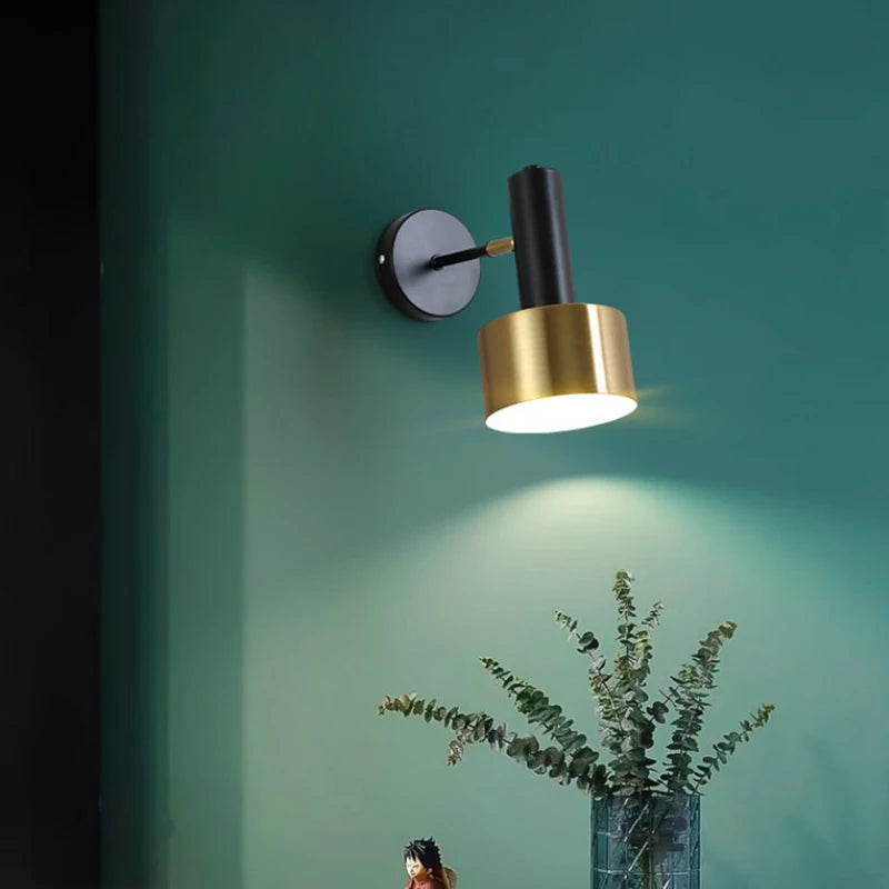 applique murale rotative en métal design pour intérieur élégant