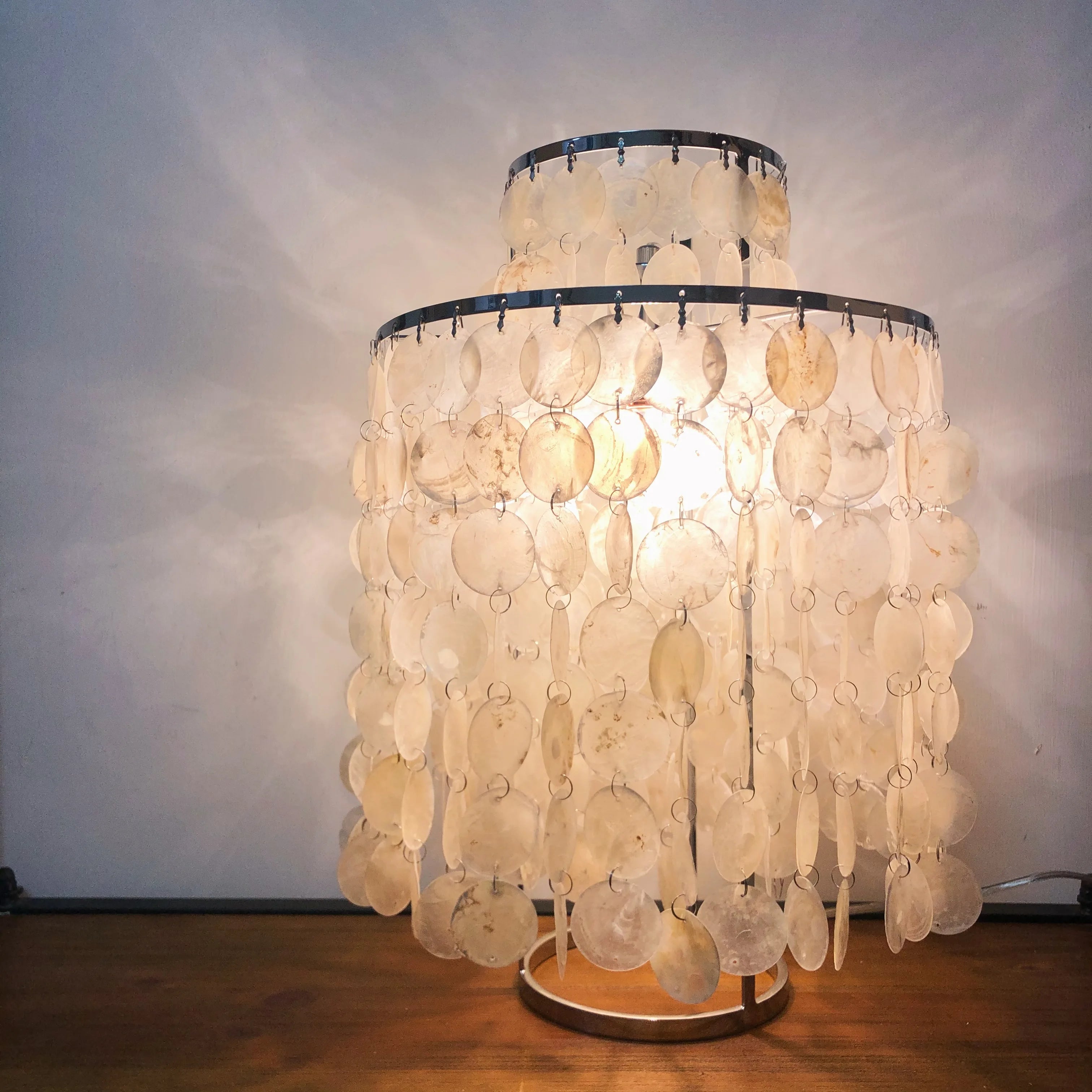 (80j - 5juin) Lampe à poser moderne LED avec plaques nacrées Loredi - vue 10 sur 10