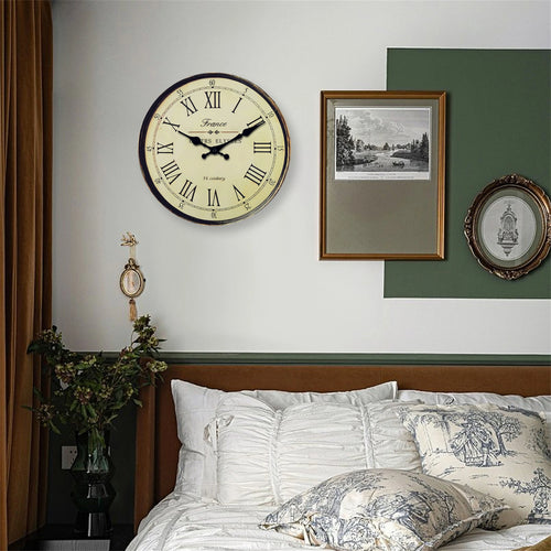 horloge murale en bois style XVIe siècle décoration maison silencieuse