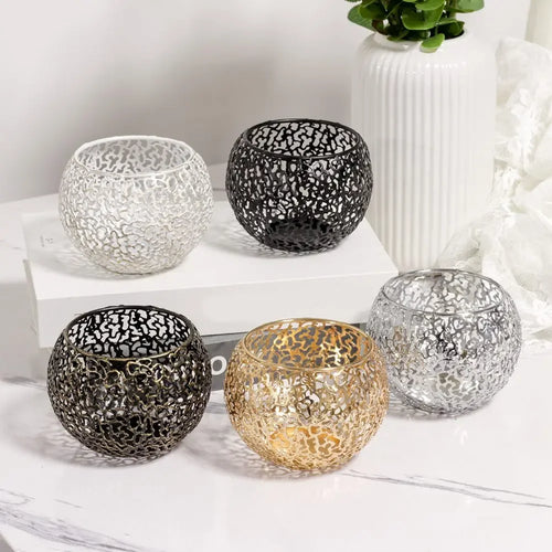 bougeoirs en métal doré au design complexe pour décoration élégante - vue 5 sur 11