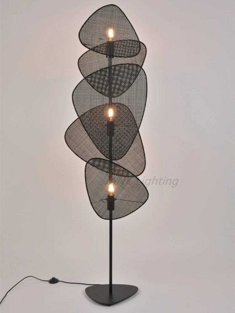 Lampadaire en rotin tricoté de styliste français - vue 3 sur 8