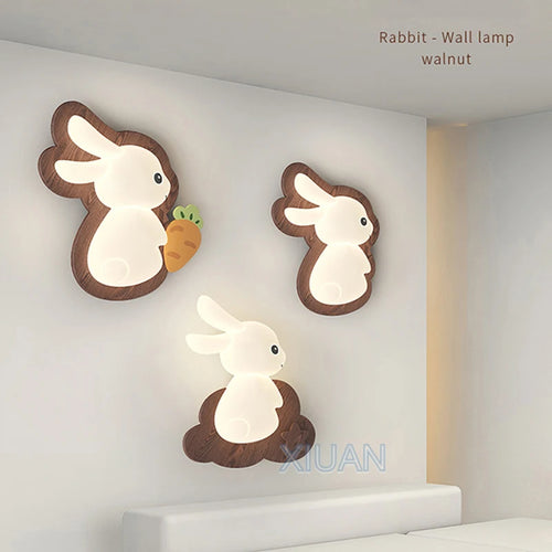 lampe de chevet wabi-sabi japonaise avec base en bois et lapin dessiné pour enfants