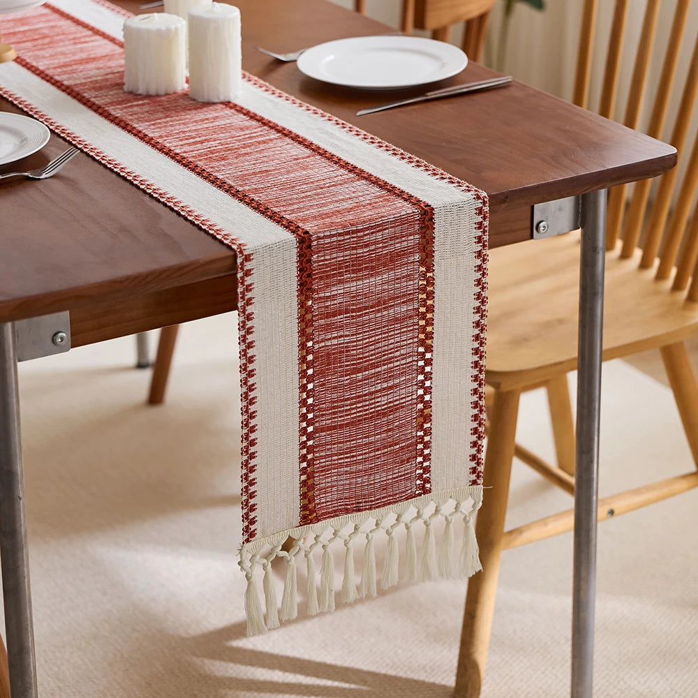 Chemin de table bohème tissé rayures rouges pompons