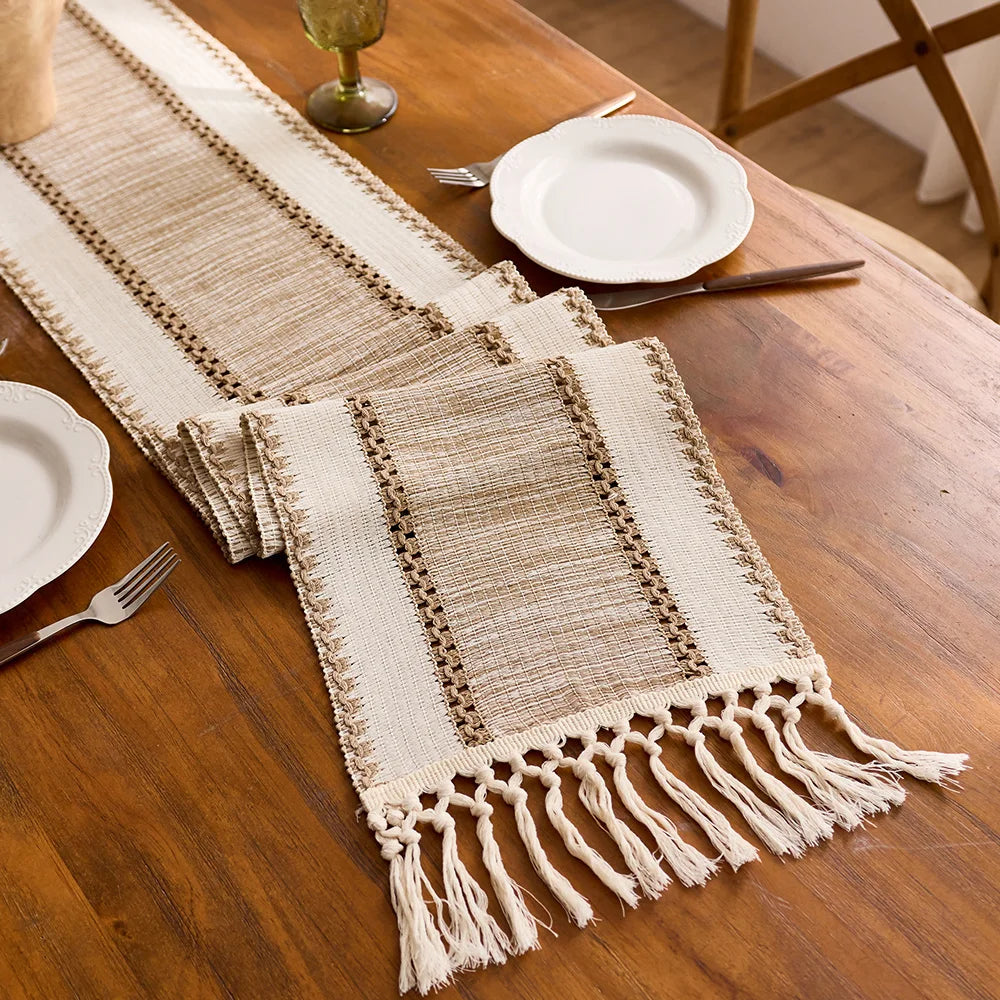 Chemin de table macramé bohème kaki à pompons - vue 3 sur 7