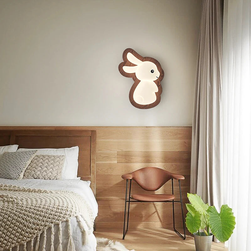lampe de chevet wabi-sabi japonaise avec base en bois et lapin dessiné pour enfants