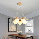 lustre en bois nordique avec boule en verre blanc