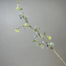 décoration de table en fleurs artificielles et saule neige