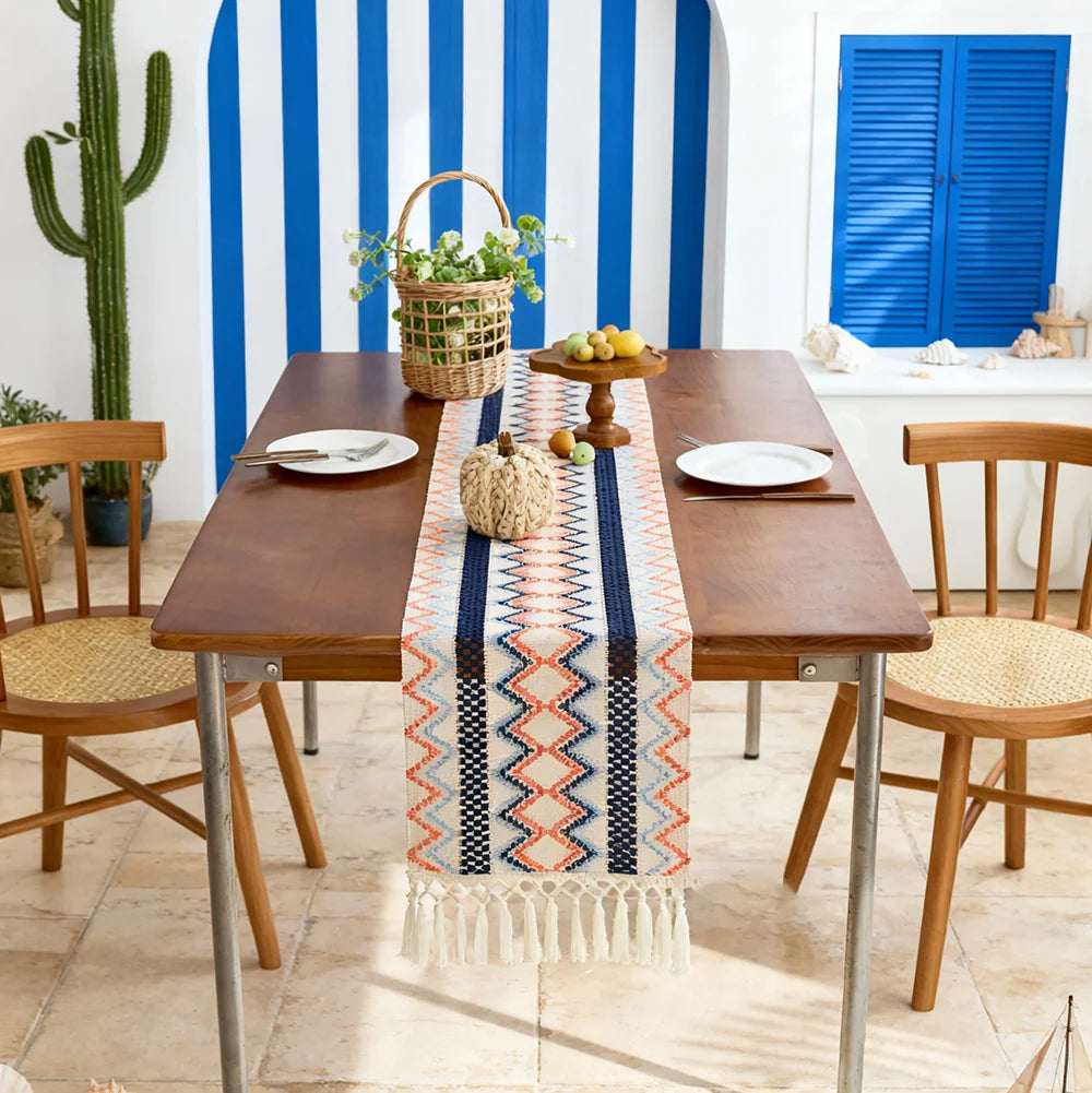 Chemin de table bohème motifs aztèques pompons beige - vue 2 sur 6