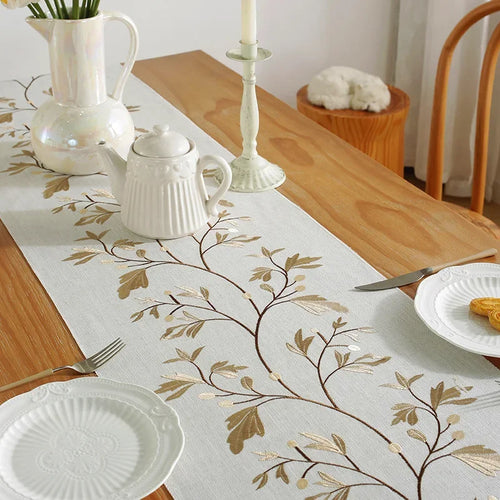 Chemin de table brodé plantes bohème pompons coton