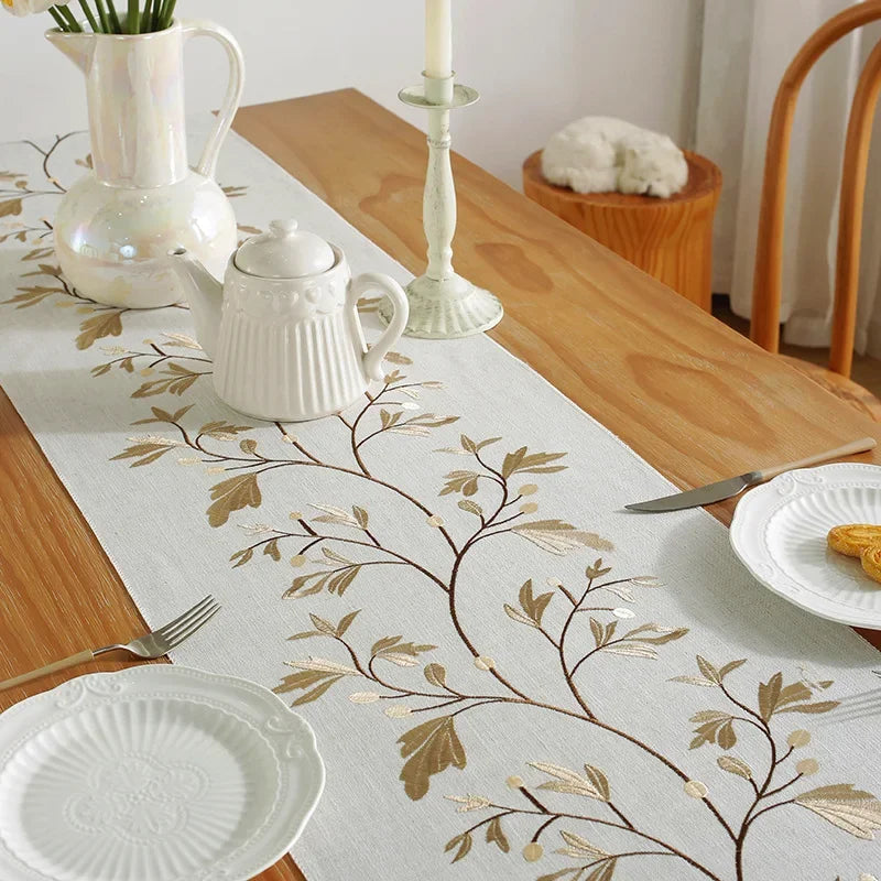 Chemin de table brodé plantes bohème pompons coton - vue 4 sur 5