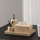 bouteille de désinfectant et accessoires de salle de bain luxe