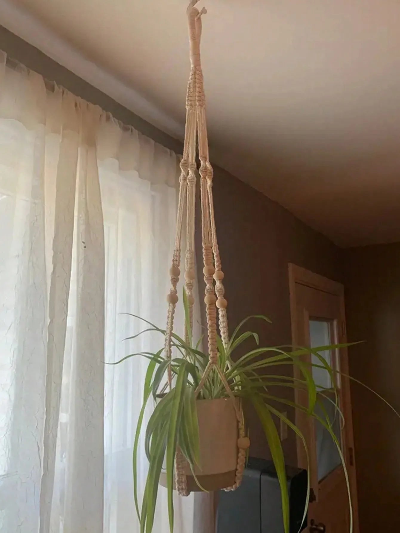 panier suspendu décoratif en tressé avec perles en bois - vue 6 sur 6