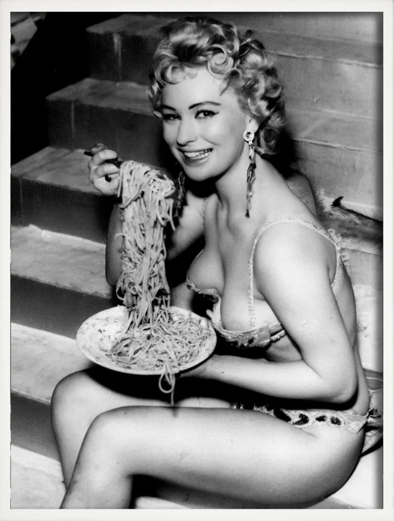 affiche artistique femmes buvant du vin et spaghetti décor mural