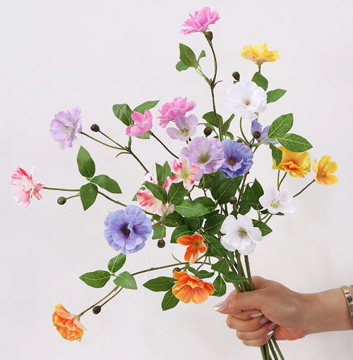 petites fleurs en soie réalistes pour décorations et événements