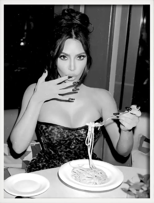 affiche artistique femmes buvant du vin et mangeant des spaghettis