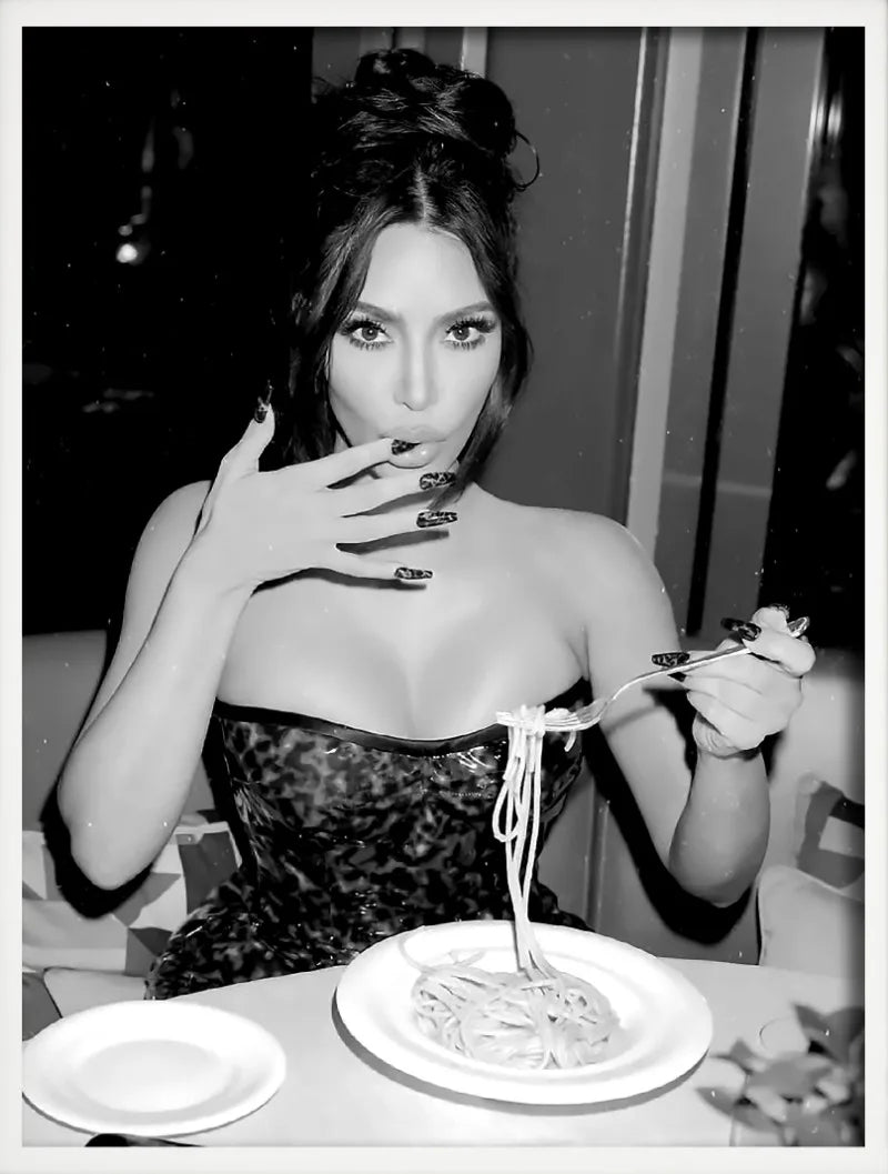 affiche artistique femmes buvant du vin et mangeant des spaghettis